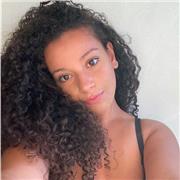 Profesora de matemáticas imparte clases a estudiantes de primaria y secundaria